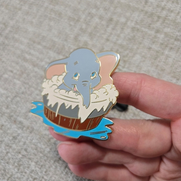 Disney Auctions Baby Dumbo Elephant in Bathtub Tub LE 500 Pin - Picture 9 of 12